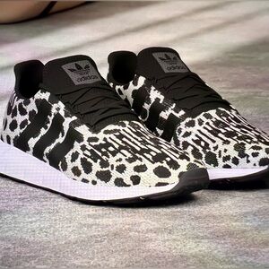 addias Swift Run W Sneakers - White and Black -New